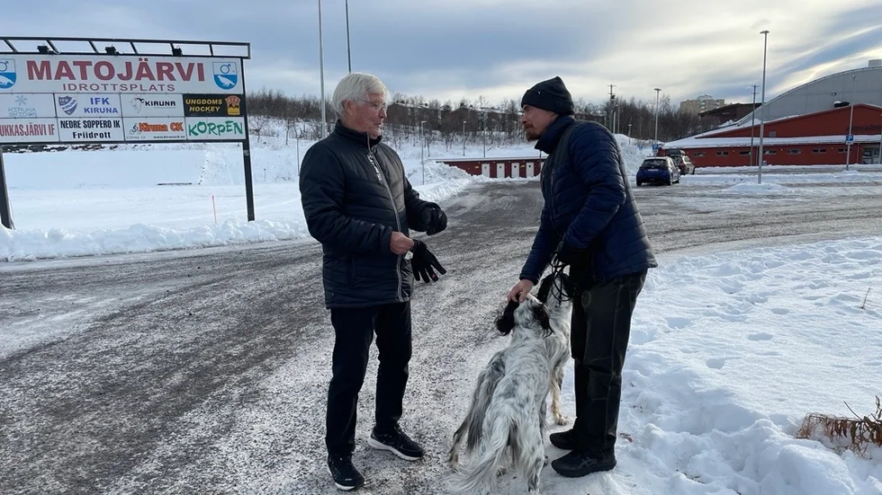 Många känner igen och hejar på Stig Salming. Här pratar han fågelhundar och fiske med Kirunabon Peter Torneus.