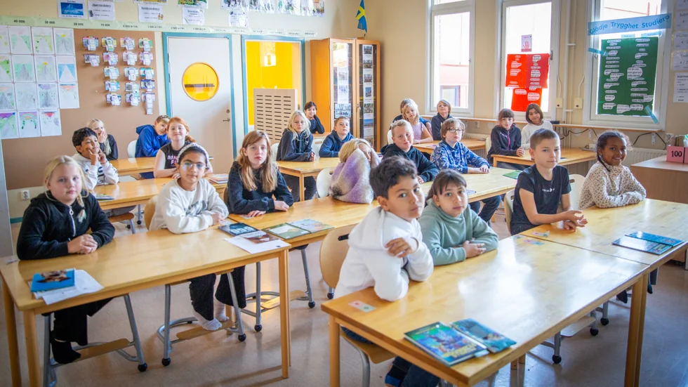 För ett år sedan skickade klassen iväg nallen Blå-Björn ut i världen, sedan dess har rapporter om var han befunnit sig strömmat in från olika länder. 