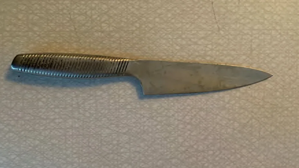 Enligt åklagaren hotade 32-åringen kvinnan med en kniv. (Bilden är hämtad ur förundersökningen.) 