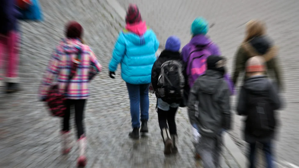 Prognoser pekar mot att det blir färre barn. Dessutom har Enköping redan nu ett överskott på elevplatser inom grundskolan. Därför anser inte utbildningsförvaltningen att elevunderlaget räcker till en ny skola för friskolan Jensen.