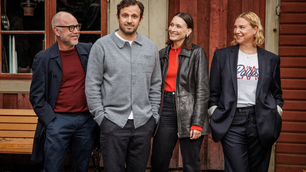Huvudrollsinnehavarna Joel Spira och Josefin Asplund omgivna av manusförfattaren Wilhelm Behrman och Lisa James Larsson i SVT:s nya komediserie "Parterapi i Gagnef", som kommer 2025. Pressbild.