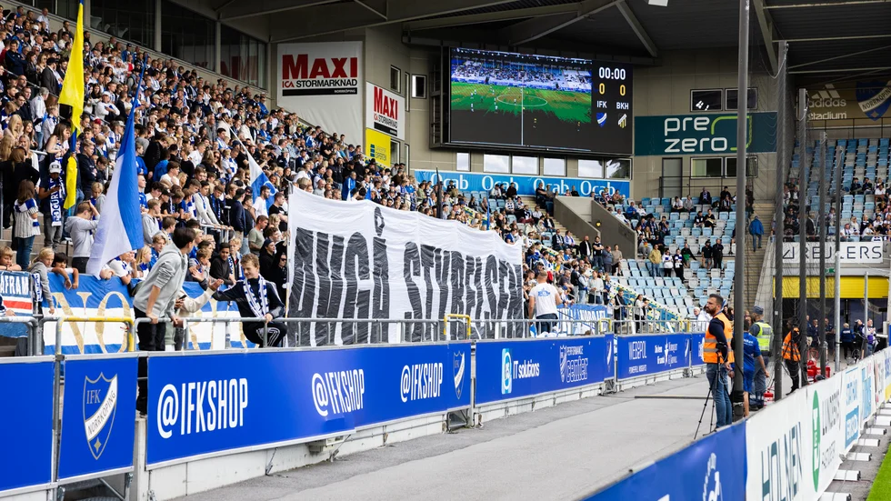 IFK Norrköpings supportrar på Curva Nordahl protesterade mot den egna styrelsen under matchinledningen mot BK Häcken.