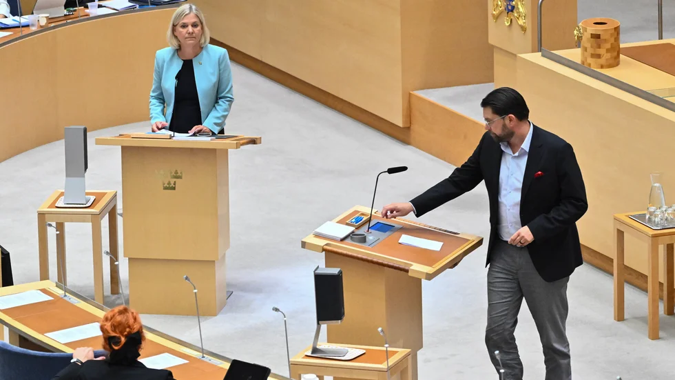 Socialdemokraternas partiledare Magdalena Andersson (S) och Sverigedemokraternas partiledare Jimmie Åkesson (SD) debatterar.