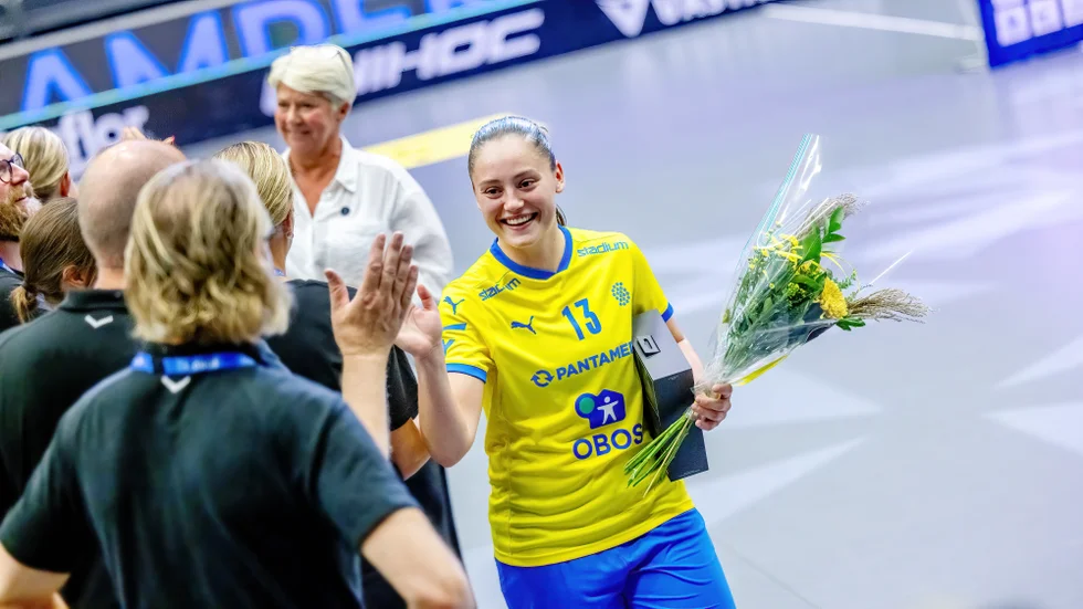 Med sina tre mål och två målgivande passningar blev Wilma Johansson stor hjälte för Sverige i hennes återkomst i Luleå. Sverige vann med klara 10-3.