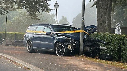 Bilen blev kraftigt demolerad när den körde in i lyktstolpen.