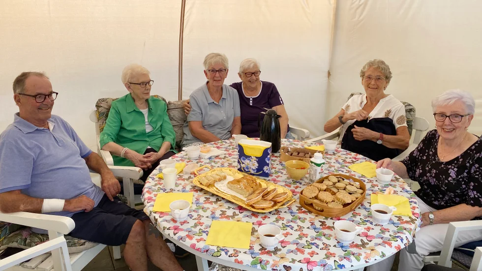 Fika i tältet. Från vänster: Bengt Johansson, Gun Dalkvist, Gun Artursson, Marie-Louise Bjärnlöf, Lisen Person och Stina Johansson.