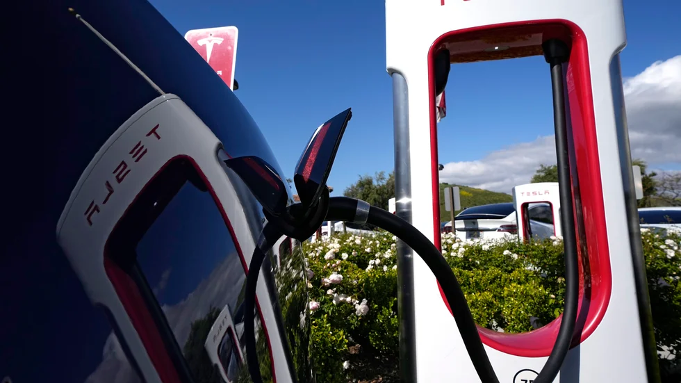 Från början kunde bara Tesla-bilar ladda på stationerna men sedan 2022 är de öppna för andra bilmärken.