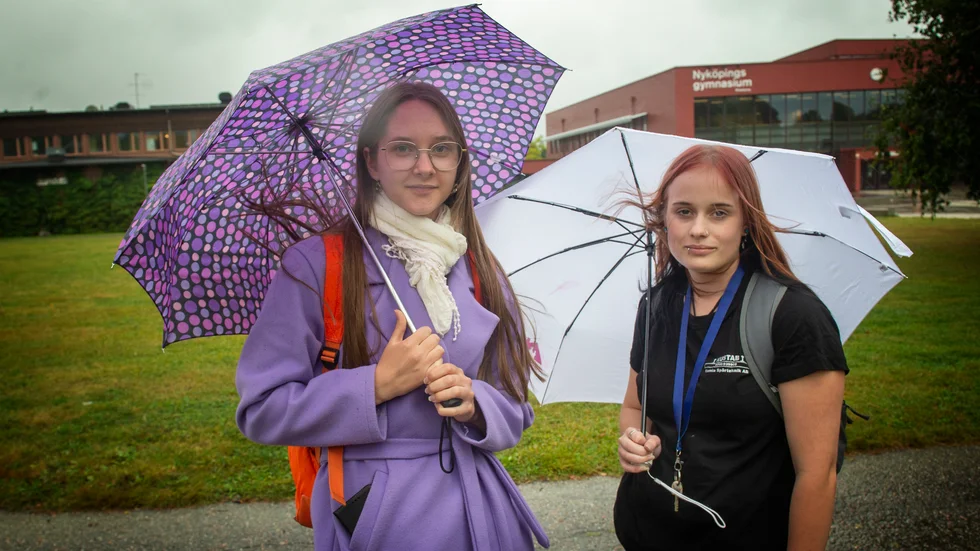 Agnes Rombing och Pebels Zyrenia är inte direkt oroliga, men känner att det är lite olustigt med våldsamheterna på skolan.