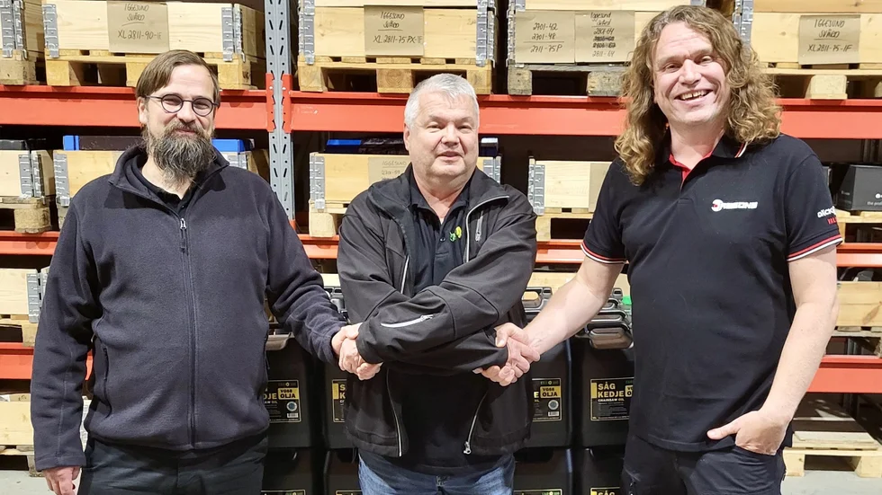 Producenten av Eko100, Juhani Turpeinen, grundaren av Skandinavisk Biotech, Kurt Eriksson, skakar hand med Daniel Mörk från Samsons efter att affären slutförts.
