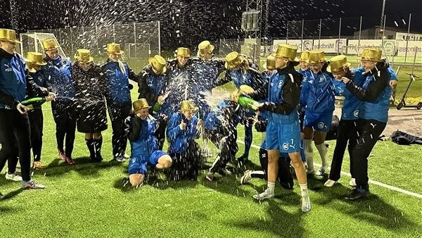 Hjulsbros spelare och ledare firar på måndagsträningen efter beskedet om att laget får en direktplats upp i division 2.