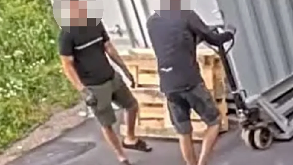 Två män filmades av en övervakningskamara när de stal lastpallar. (Bilden är hämtad ur förundersökningen.) 
