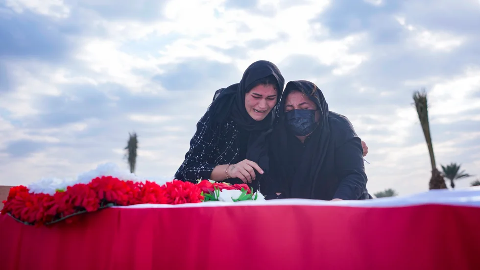 Två kvinnor sörjer en familjemedlem som grävts upp ur en av IS massgravar med dödade yazidier i Sinjar i Irak. Bild från januari 2024.