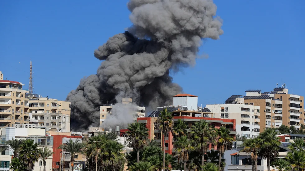 Rök stiger över staden Tyros efter en israelisk attack på onsdagen.