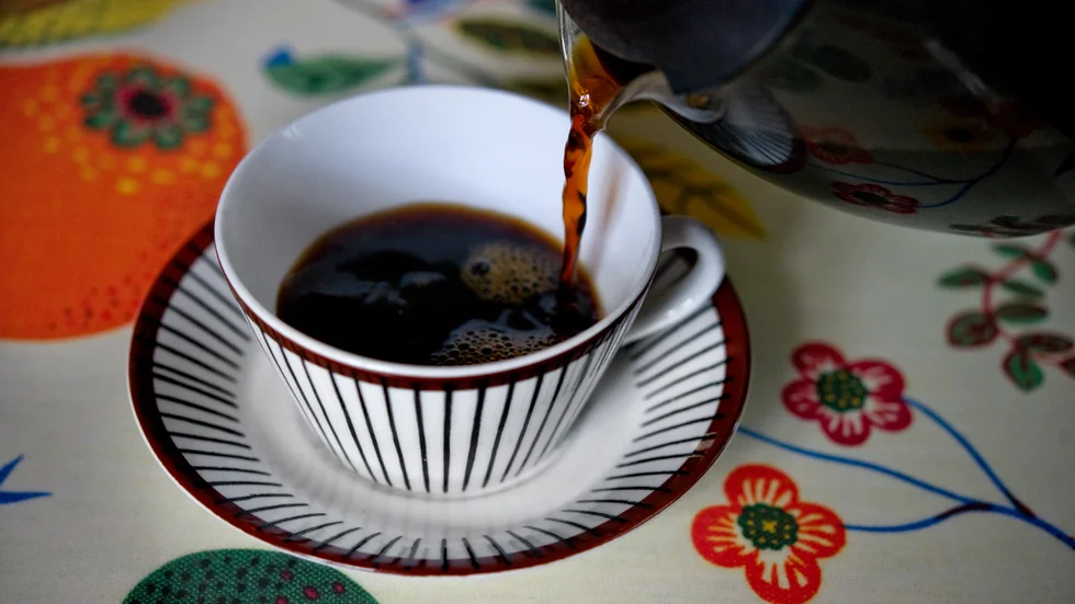 En kopp kaffe kostar mindre än två kronor efter de senaste prishöjningarna. Det kan knappast vara för dyrt, skriver insändarskribenten.




