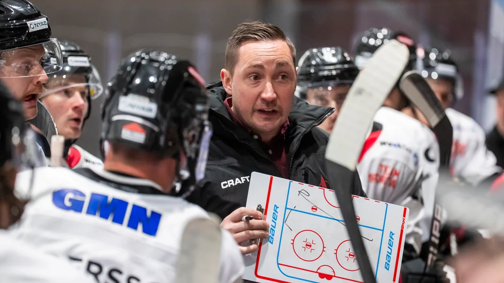 Kalix Hockey bryter avtalet med tränaren Henrik Sahlin.