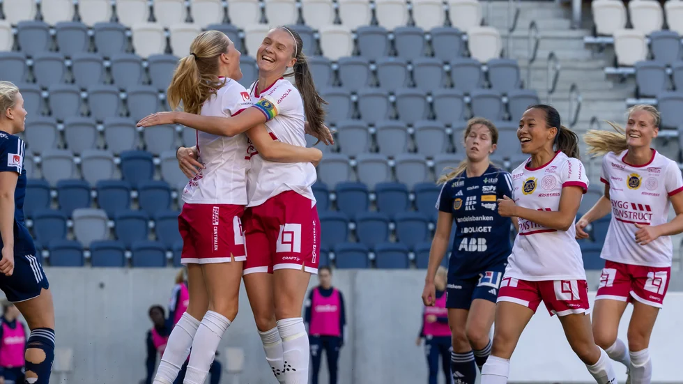 Efter ett riktigt mönsteranfall kunde Julia Ragnarsson sätta 1-0 till Uppsala. Här kramas målskytten om av Josefin Baudou.