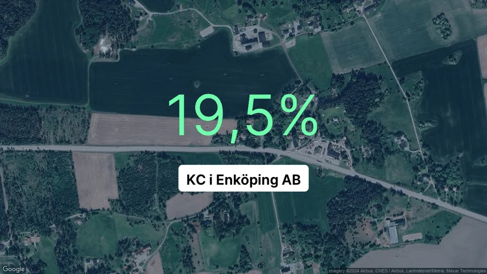 Illustrationen visar rörelsemarginalen för KC i Enköping för det senaste året. Bakgrunden är en satellitbild över företagets adress.