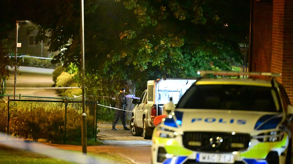 Polisen arbetar på platsen i Uddevalla där en man i 30-årsåldern hittades skjuten till döds på lördagskvällen.