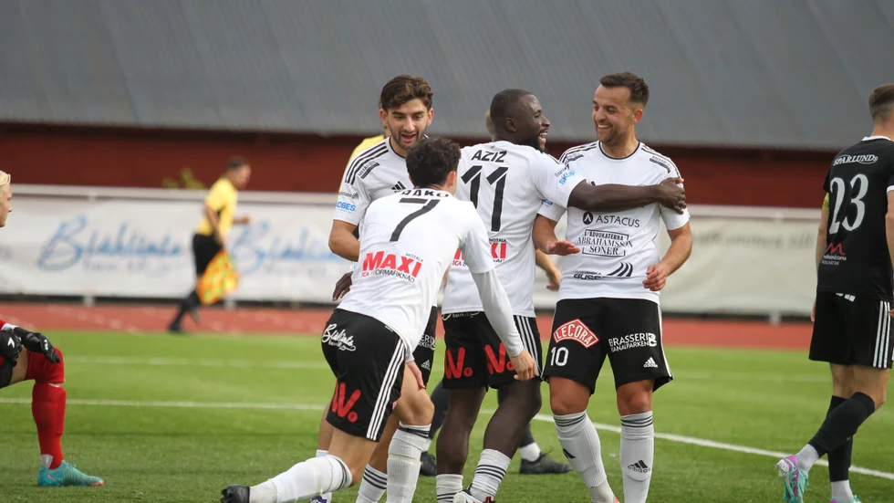 Motala AIF gjorde snabbt 1-0 mot Vänersborgs FK, genom Ivan Rako, nummer 7. Granit Hana, Abdul Aziz och Valon Silka jublar tillsammans med målskytten. Nu har Maif i praktiken säkrat division 2-kontraktet.