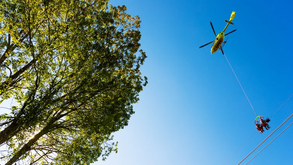 Underhållsarbete på stamnätet utanför Mjölby sker via helikopter. En metod som både sparar tid och pengar, men som framför allt är säkrare för personalen.