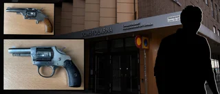 Hade revolvrar hemma i skåp – döms efter bortförklaringen