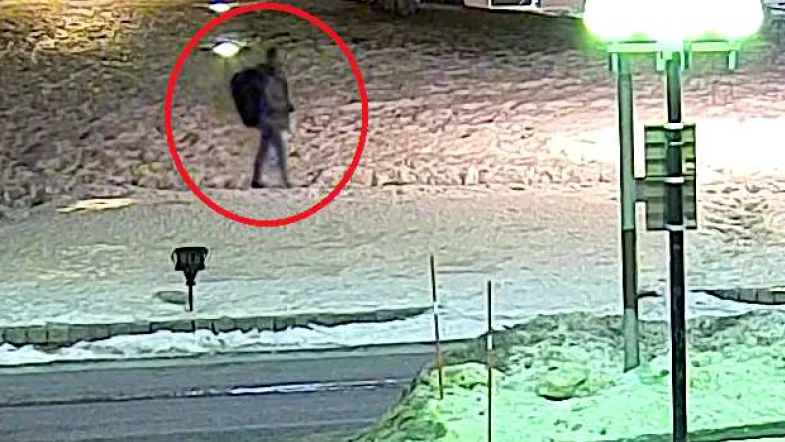 Polisens övervakningskameror på busstationen vid Loet fångade mannens fortsatta promenad in mot stan, ögonblicken efter den oprovocerade våldsattacken mot kvinnan.