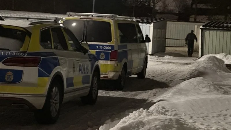 Polisen på plats utanför en bostad i Haparanda. 