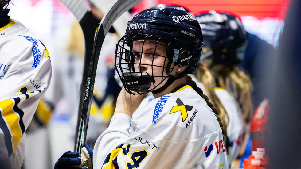”Det har varit lite nervöst och spänt, men vi har haft en bra grupp och det har känts som att det kommer gå bra”‚ säger Evelina Arvidsson efter att HV71 säkrat SDHL-kontraktet.