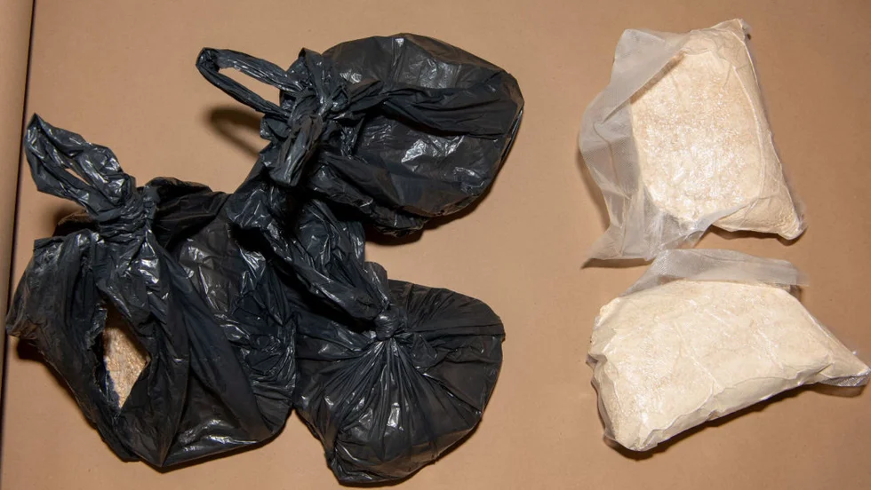 På kvinnans boende hittades uppåt fem kilo amfetamin i påsar gömt under en kudde i garderoben.