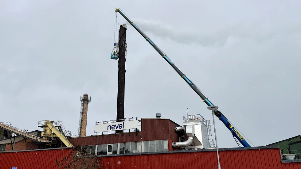Arbete på hög höjd görs vid Hultsfreds värmeverk den här veckan.