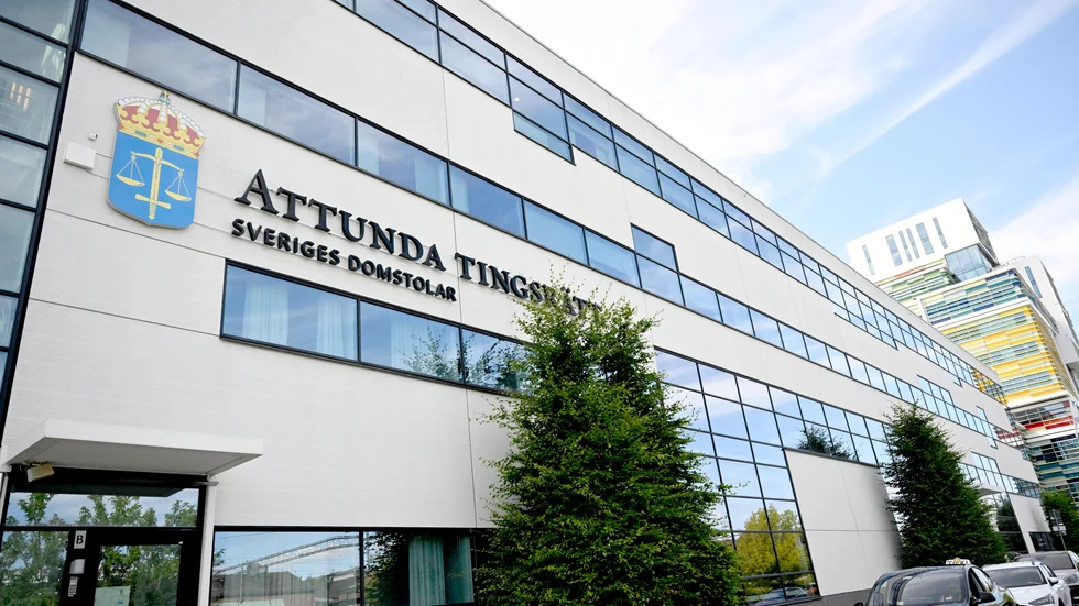 De två tonårspojkarna greps i närheten av Attunda tingsrätt i Sollentuna den 24 april i år. Nu åtalas de för försök till mord och grovt vapenbrott.