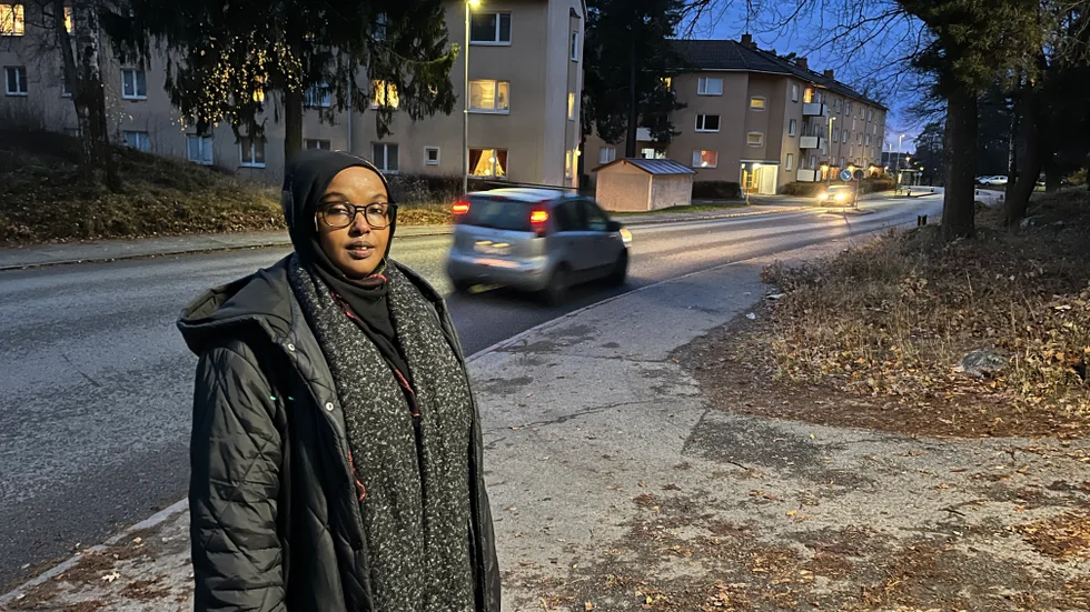 Faay Suuley visar platsen där barn som kommer cyklande eller springande från lekparken lätt kan fara rakt ut på Tallåsvägen. Hon vill att en grind ska sättas upp för att förhindra olyckor.  