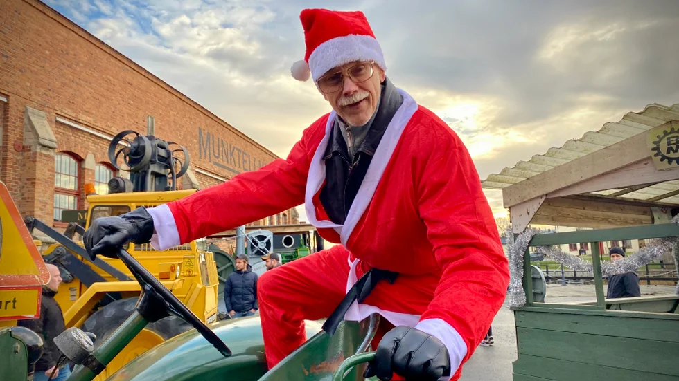 Peter kör traktor hela helgen. Alla som vill får åka med på en tur till Smörtorget.