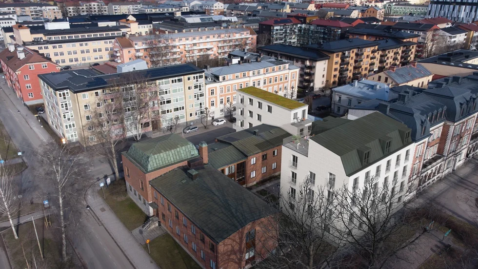 Striden om två nya bostadshus (med vita fasader i illustrationen) vid Österplan har pågått i flera år. Nu får planen klartecken av domstol. Vy österut, S:t Olofsgatan till vänster. Exakt utseende bestäms senare. 