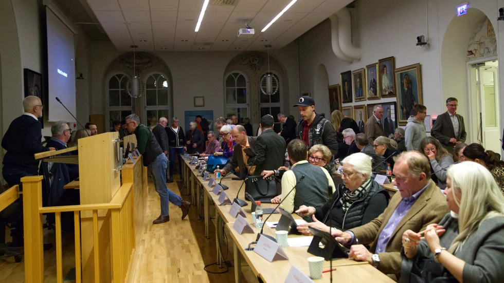 Den kommunala demokratins högsta beslutande organ kan inte sätta krokben för sig självt genom att kräva en publik direktsändning på webben för att genomföra ett möte.
