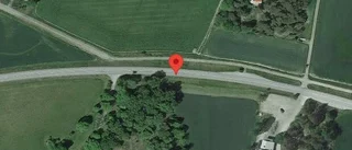 Stopp på väg 77 på grund av trafikolycka med en personbil