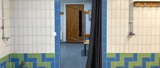 Varför tvingar skolor elever att duscha tillsammans? 