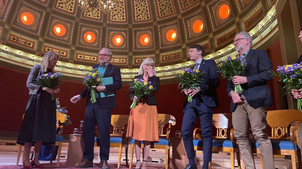 Fredrik Lindström är årets alumn. Emma Frans, längst till vänster, ledde panelsamtalet med honom och språkforskarna  Ellika Schalling, David Håkansson, Anders Arweström Jansson och Ann Steiner.