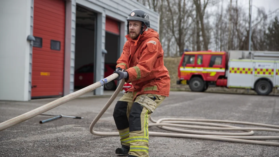 MVT:s utsände reporter Mikael Grahn testar på deltidsbrandmännens lämplighetstest. Cirka 50 meter vattenfylld slang ska dras in och bäras ut. "Jag fick upp pulsen direkt, det var jobbigare än jag trodde" säger han efteråt.