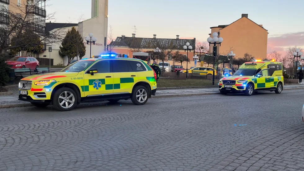 I parken vid tågstationen satt den skadade mannen på en parkbänk och blödde.