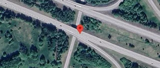 Flera stillastående lastbilar på E18 – problem i trafiken