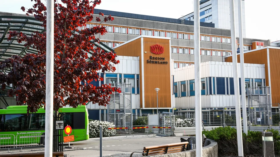 Den dömde verksamhetschefen som sedan tidigare är avstängd från sitt arbete får nu heller ingen lön.