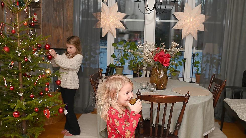 Agnes och Astrid är lika förtjusta i julpynt som mamma Sanna.