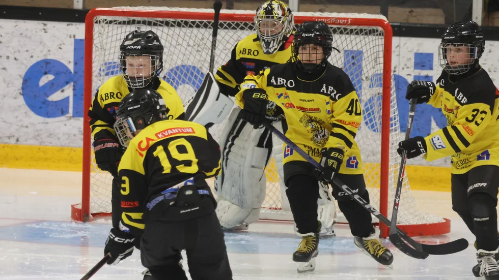 Vimmerby Hockeys U15-lirare fick chansen att visa upp sig under en periodpaus i matchen mellan VH och Karlskoga i onsdags.