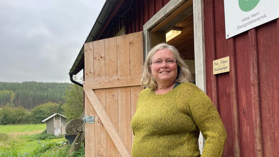 Företagsnamnet Hitta hem stengodskeramik kommer från gården Hittahem där Karoline Broo har sin verkstad. Namnet har varit en ledstjärna för hennes eget sökande efter vad hon vill göra i livet - att hitta hem.