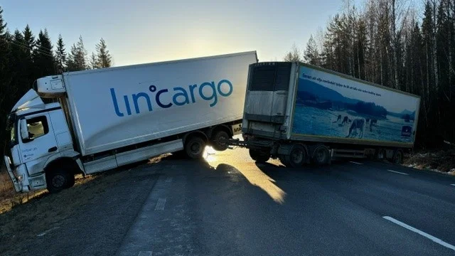 Lastbilen blockerade E10 i höjd med Morjärv under flera timmar på lördagen. 
