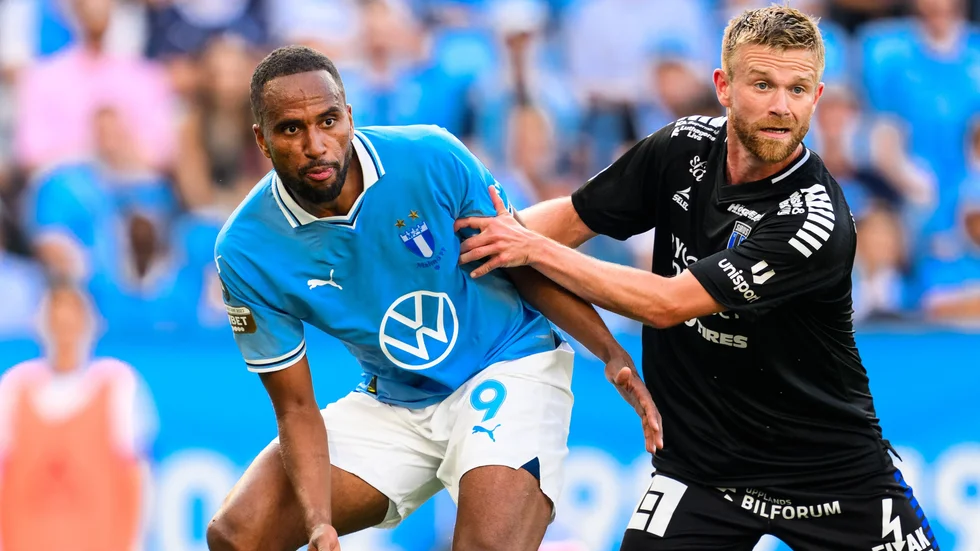 Malmö FF:s Isaac Kiese Thelin och Sirius Dennis Widgren i duell under en match i juli. Widgren har inte kommit till spel under Siriussenaste matcher.