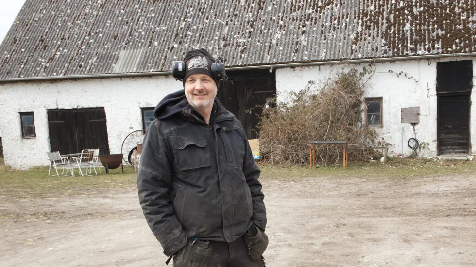 Gården vid Lansa på Fårö är tryggheten för Fredrik Norman och hans familj. Yrkesmässigt utreder han grova brott som sprängningar, skjutningar och mord i norra Stockholm, då är det skönt att vistas i lugnet på gården.