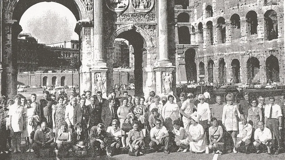 Här är gruppen av patienter från Furunäsets mentalsjukhus och Öjeby vårdhem som 1969 reste till Italien på semester tillsammans.