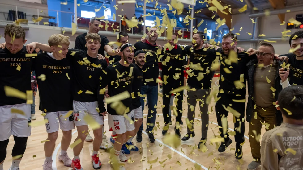 Segerjubel och glädje efter att seriesegern i Superettan säkrats av Sloga. Nu väntar landets högsta serie Svenska basketligan.